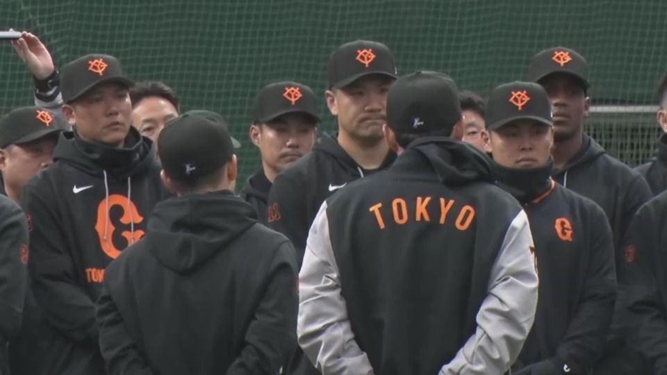 阿部監督の訓示を聞く坂本勇人選手と田中将大投手(画像:日テレジータス)