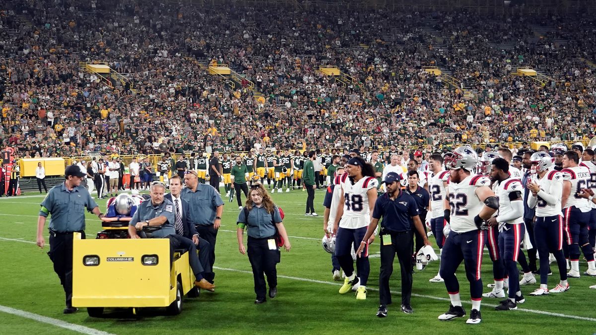 カートで搬送されるペイトリオッツのアイザイア・ボールデン選手（写真：ＡＰ／アフロ）