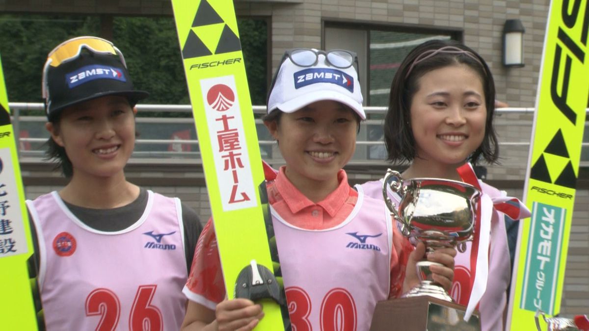 女子で優勝した伊藤有希（中央）