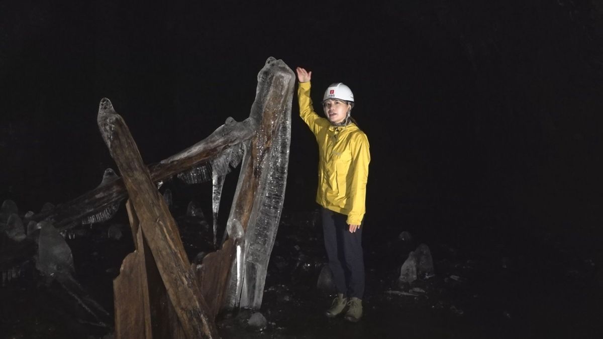 富士風穴の氷解ける  中から現れた意外なモノとは？ 町が現地調査 山梨・富士河口湖町