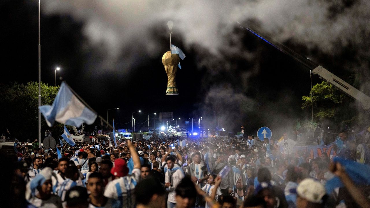 【アルゼンチン代表到着】深夜3時過ぎでも人・人・人！ 花火に、巨大トロフィーも出現