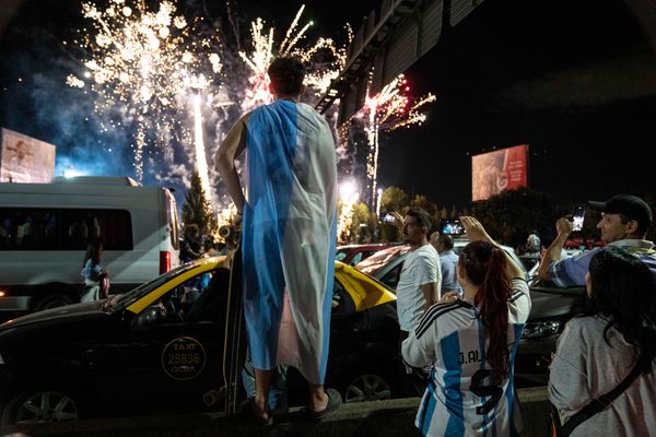 代表チームを歓迎する花火も打ち上がる　写真：AP/アフロ