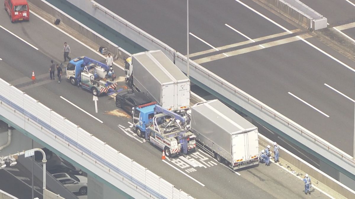 トラック運転手の男性死亡　阪神高速湾岸線で車5台事故　追突された運転手も首を骨折するなど3人ケガ