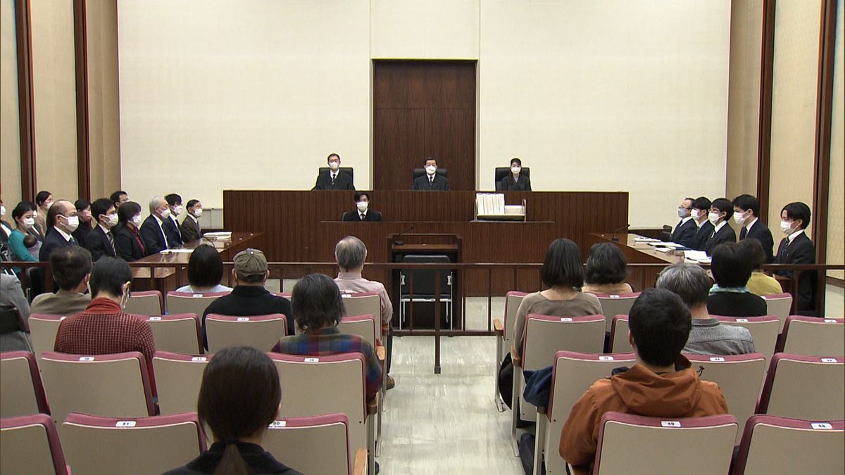 拍手に包まれた東京高裁101号法廷