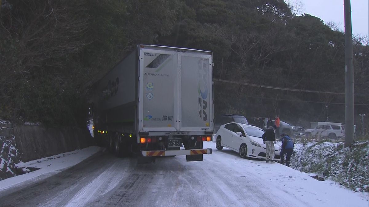 「カーブでブレーキを踏んだら流された」同じ現場でトラックと乗用車が脱輪して立ち往生　北九州市門司区