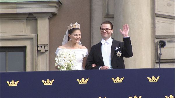 2010年6月 結婚パレード後、王宮のバルコニーで祝福を受けるヴィクトリア皇太子夫妻