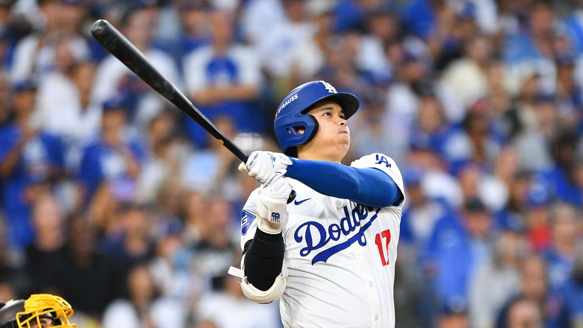 PS初のホームランを放つドジャースの大谷翔平選手（写真：アフロ）