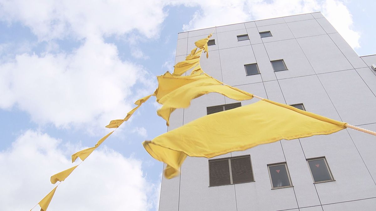 あの名画のように…「黄色いハンカチ」で出迎え　新幹線の沿線に映える黄色い旗　FBC本社に設置