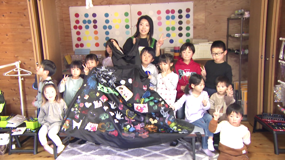 岐阜の“ペンアーティスト”　奇抜なドレスで大会に出場　デザイナーは子どもたち