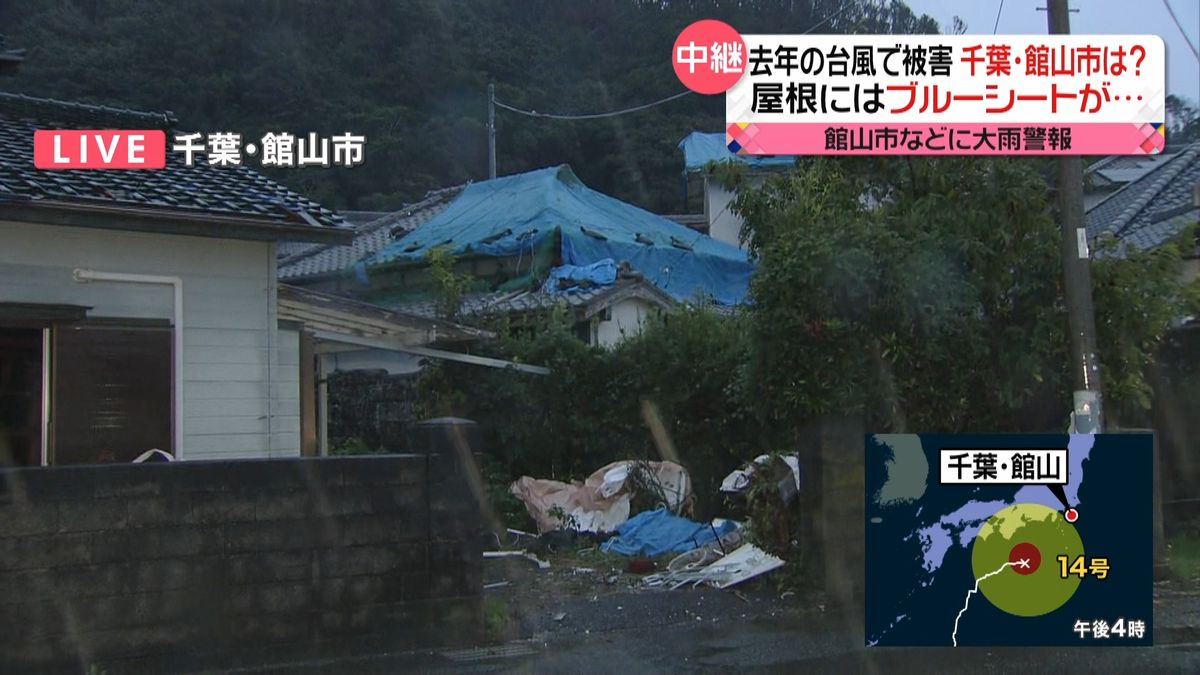 大雨警報　去年被害、屋根にまだシートが…