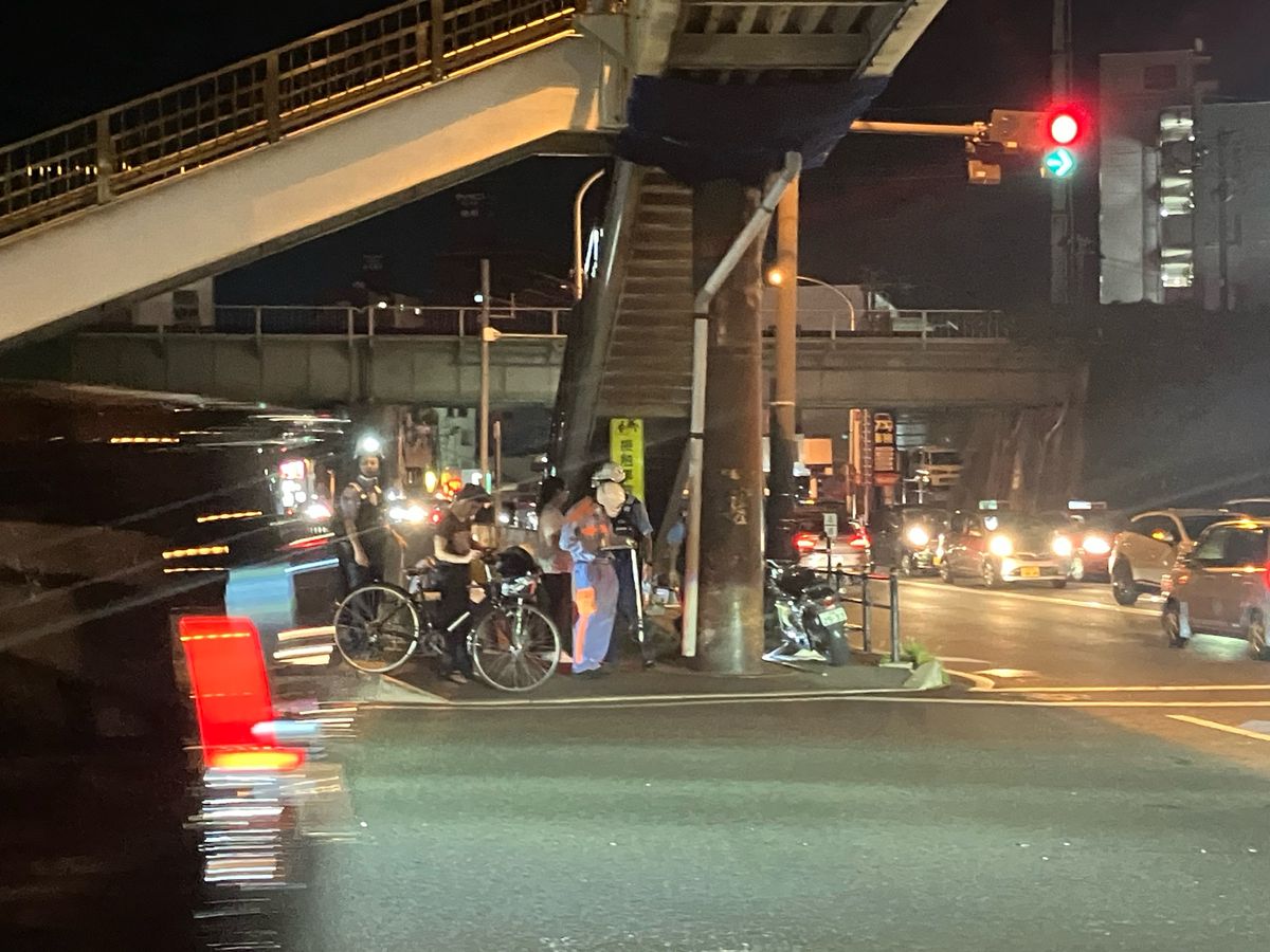 坂下交差点で乗用車とバイクの事故 20代とみられる男女2人ケガ 仙台