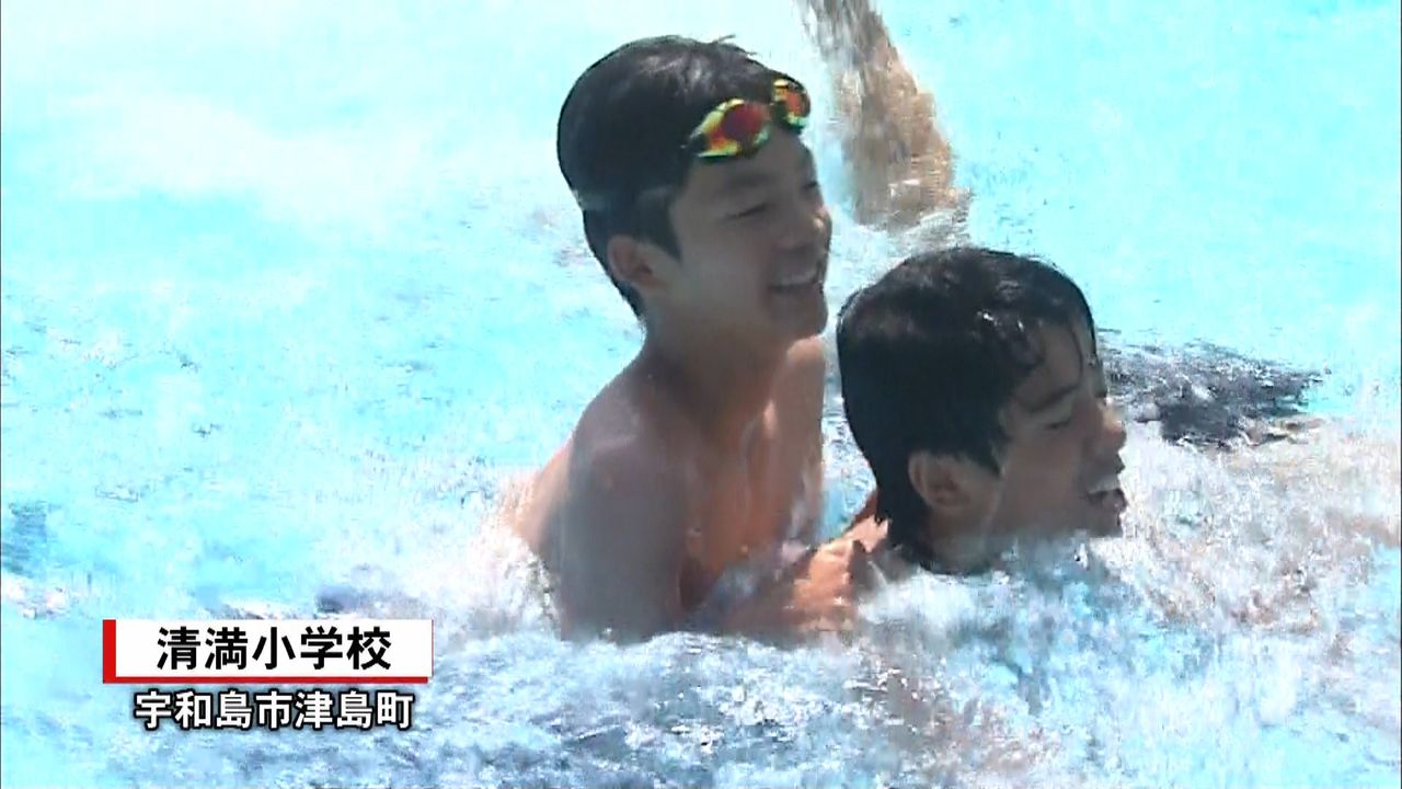 生活一変…宇和島の子供たちプールで水遊び