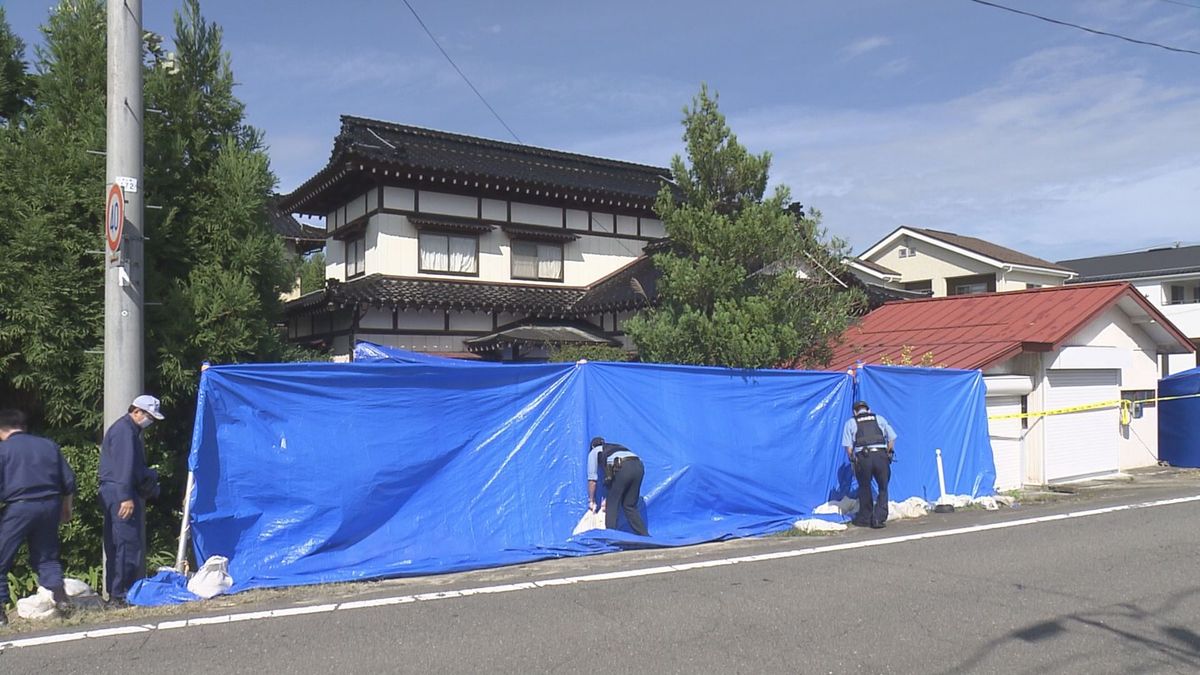 三川町独居高齢女性殺人事件　発生から1週間　窓ガラス割られた廊下付近に何者かの足跡