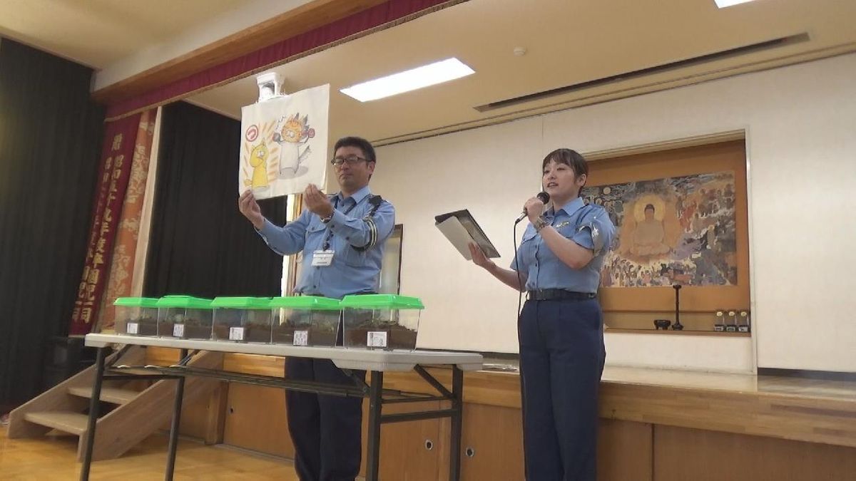 鳴く虫のスズムシのようにもしもの時は大きな声で助けを呼ぶこと　幼稚園で警察による防犯教室　園児にスズムシをプレゼントし防犯などを呼びかけ　名古屋・熱田区