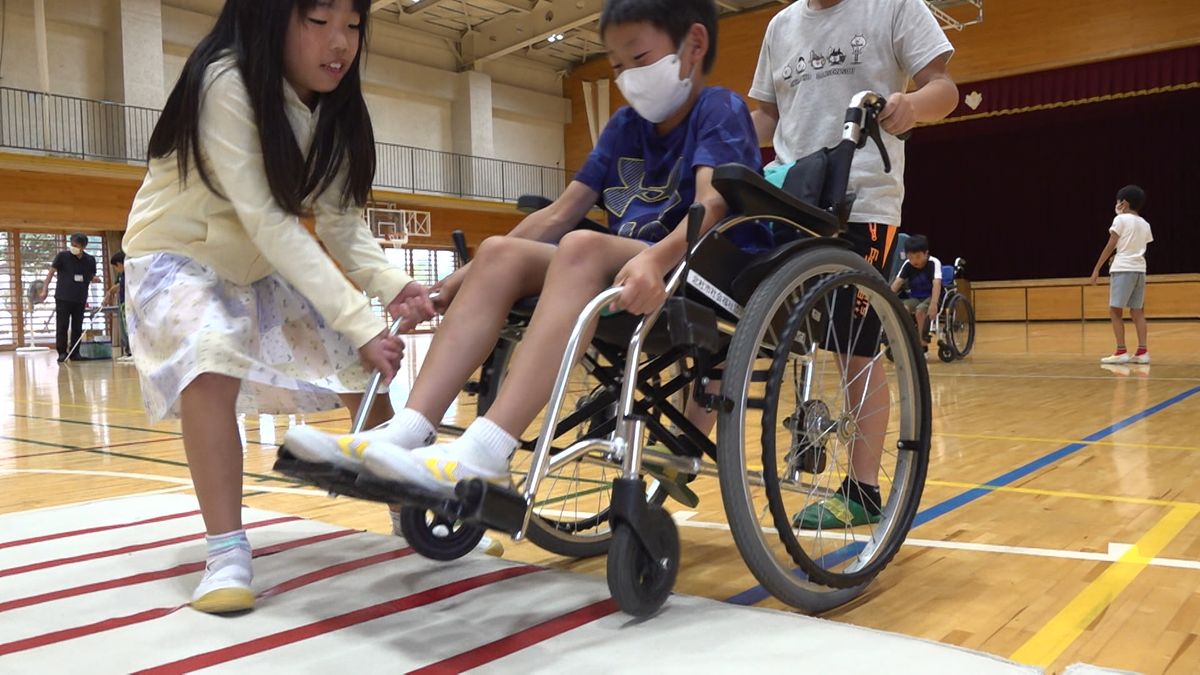 「心のバリアフリーを」北杜市の小学校でバリアフリー車両の体験教室