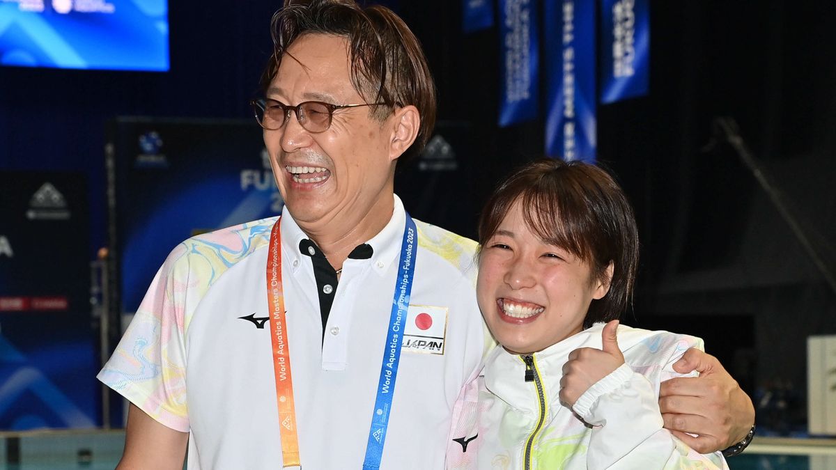 笑顔をみせる馬淵崇英コーチ(左)と荒井祭里(右)【写真:日刊スポーツ/アフロ】