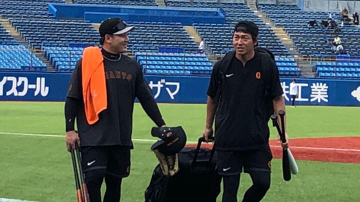 試合前練習の丸佳浩選手(左)と長野久義選手(右)