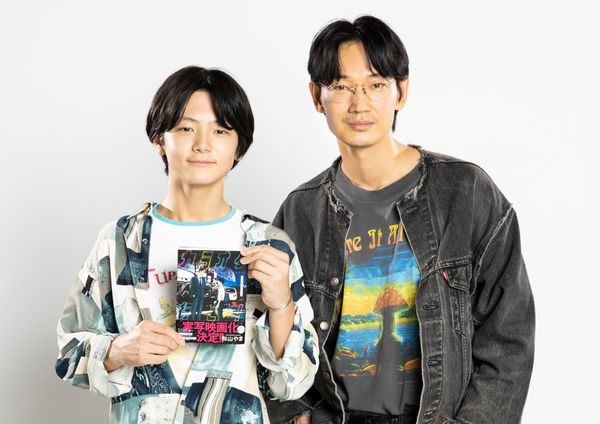 映画に出演する（左から）齋藤潤さん、綾野剛さん （c）2023「カラオケ行こ！」製作委員会