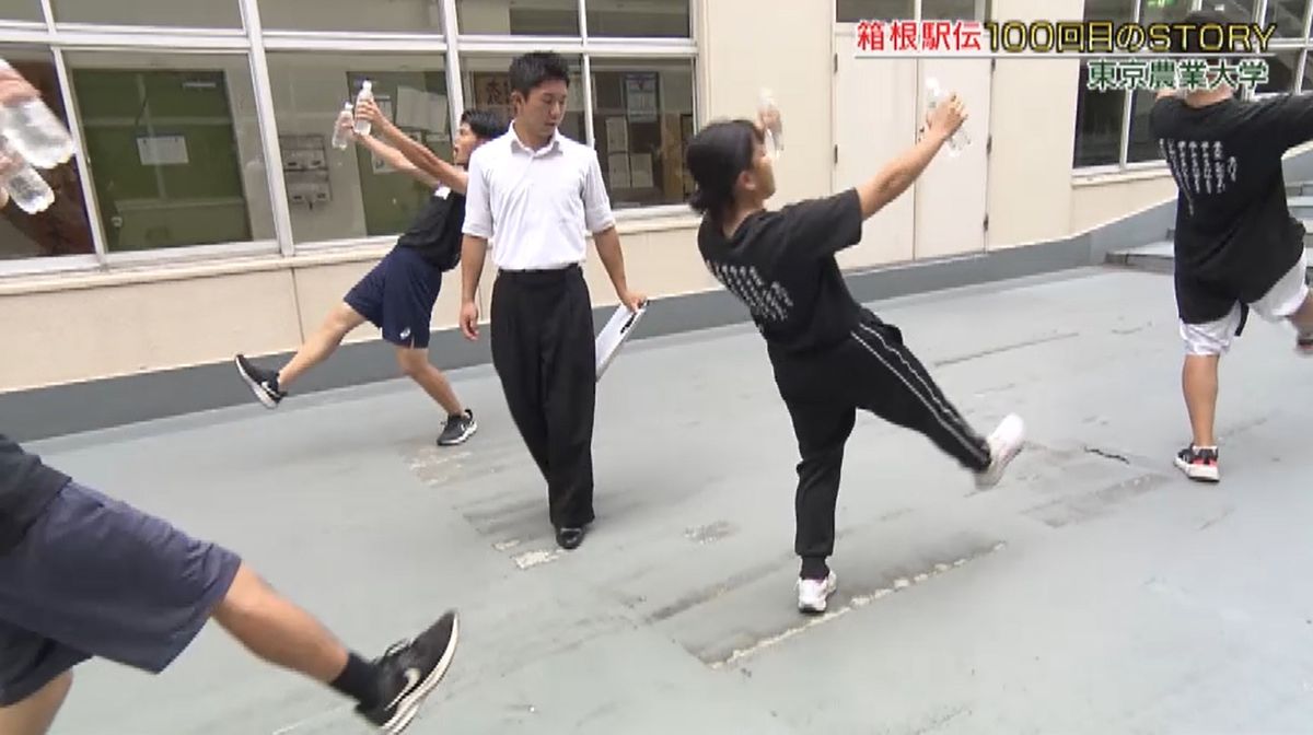 ペットボトルを大根と見立て、大根踊りの練習をする東京農大の応援団